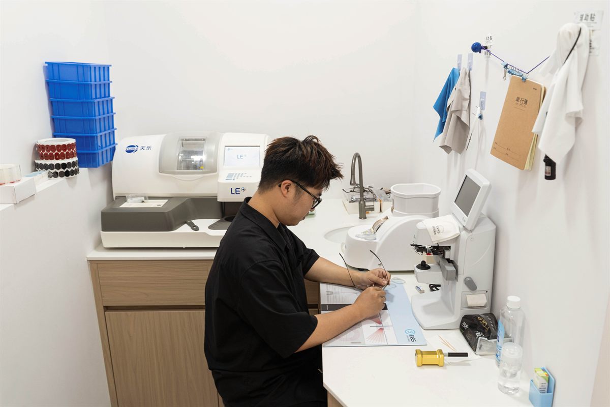 店内加工区：技师正在进行镜片装配